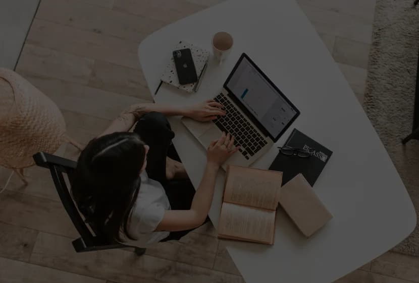 Estudiante de Ingeniería en Sistemas en línea usando su computadora